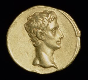 Aureus-kolikon kääntöpuoli, joka kuvaa keisari Augustusta, n. 18-16 eKr. (kulta)